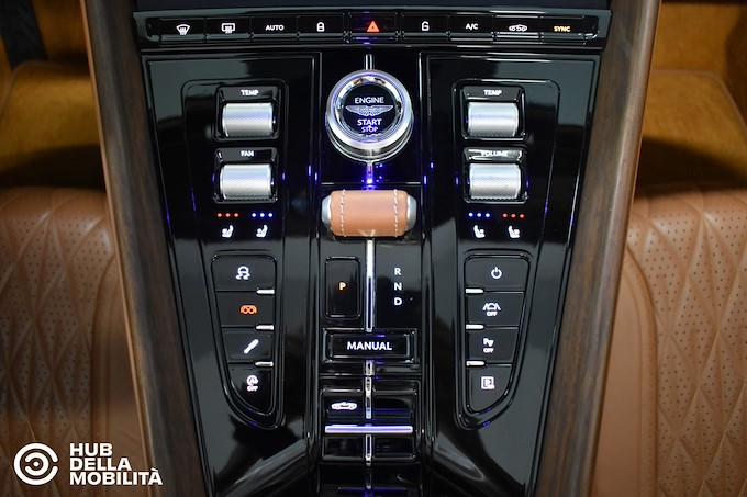 ASTON MARTIN DB12 V8 Volante
